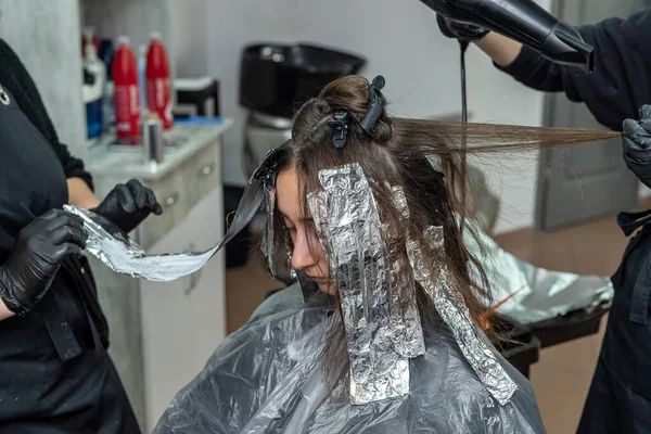 Mooie Jonge Vrouw Kwam Naar Haar Eigen Salon Tijdens Een — Stockfoto