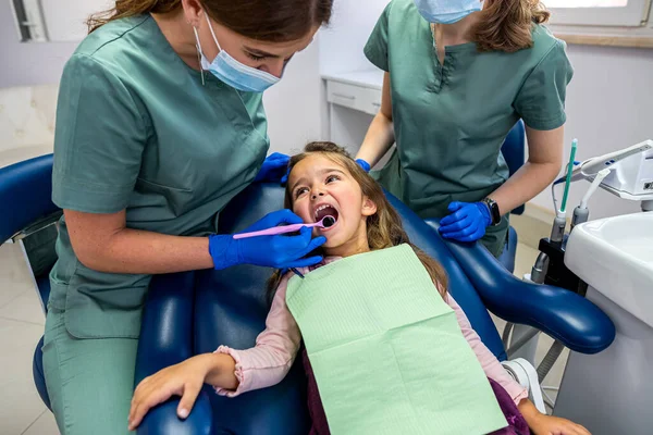 Ένα Υπομονετικό Κορίτσι Ήρθε Στον Οδοντίατρο Για Ένα Προγραμματισμένο Ραντεβού — Φωτογραφία Αρχείου