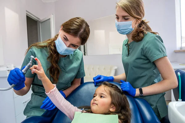 Giovane Specialista Dentista Qualificata Donna Lavarsi Denti Bambino Piccolo Che — Foto Stock