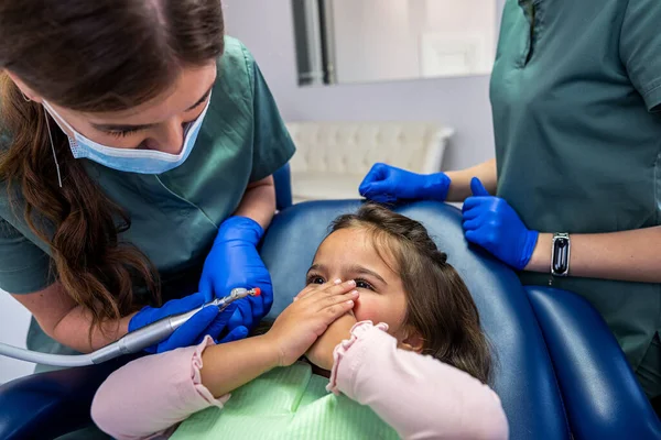 Στην Οδοντιατρική Καρέκλα Βρίσκεται Ένα Κοριτσάκι Που Ετοιμάζεται Ανοίξει Στόμα — Φωτογραφία Αρχείου