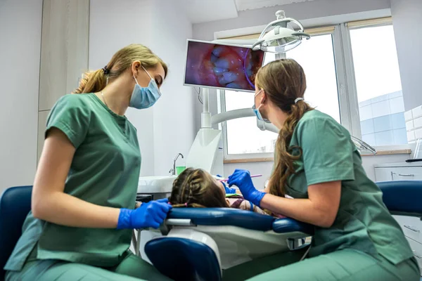 Mały Pacjent Jest Badany Przez Dentystów Pomocą Kamery Wyświetlanej Ekranie — Zdjęcie stockowe