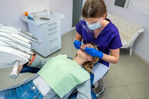 Young Female Dentist Diagnoses Treats Teeth New Patient Concept Dental — Stock Photo, Image