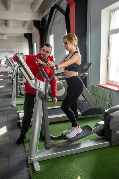 Güzel, genç, güçlü erkek ve kadın müşteriler gelecek vaat eden yeni bir spor salonunda antrenman yapmaya geliyorlar. Spor salonu konsepti