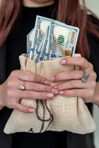 Ung Seriös Flicka Eleganta Eleganta Kläder Innehav Tjänade Dollarsedlar Begreppet — Stockfoto