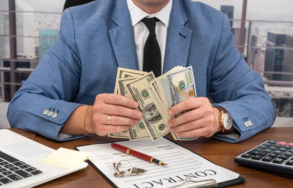 Uomo Affari Completo Stretto Con Dollari Mano Firma Importante Contratto — Foto Stock