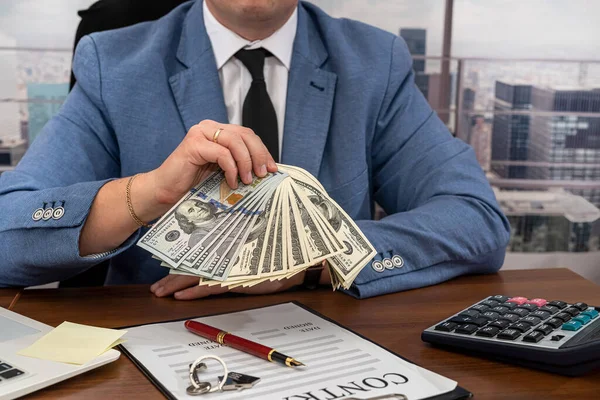 Bello Uomo Elegante Abiti Costosi Con Dollari Mano Firmato Contratto — Foto Stock