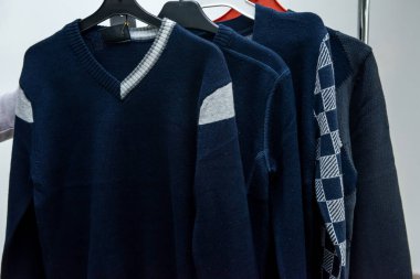 Çocuk giyim mağazasındaki askılara asılı güzel çocuk kıyafetleri. Bebek kıyafetleri konsepti