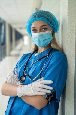 Steteskoplu eldivenli üniformalı genç hemşire hastanede. Tıp konsepti