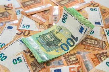 50 avroluk yeni ve temiz banknotlar hazırlanıyor ve üzerinde 100 avroluk banknotlar yer alıyor. Zenginlik kavramı. Para kavramı