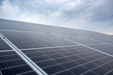 Açık havada açık havaya çevre dostu güneş panelleri kurun. Yeşil elektrik kavramı