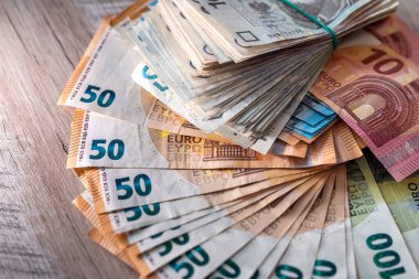 Finans geçmişi olarak bir yığın Polonya zlotisi ve euro parası. İş ve mali konsept