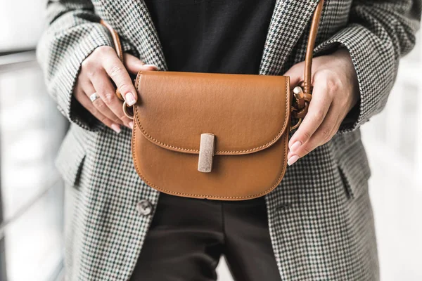 Snygg Vacker Ung Kvinna Eleganta Kläder Med Brun Handväska Läder — Stockfoto