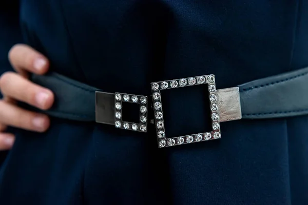 Bel Vestito Elegante Con Colletto Con Cinturino Arruffato Siede Bene — Foto Stock