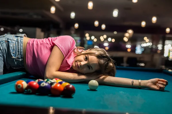 Mulher Vestido Preto Perto Bolas Deitadas Mesa Snooker Relaxe Com — Fotografia de Stock