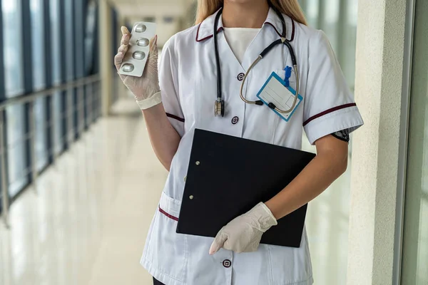 Die Junge Schöne Krankenschwester Steht Uniform Maske Handschuhen Stethoskop Auf — Stockfoto