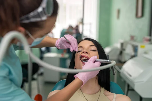 Doctora Caucásica Examina Los Dientes Paciente Con Instrumento Dental Concepto — Foto de Stock