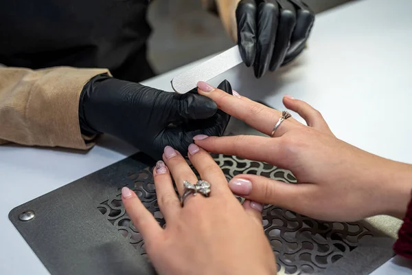 Manikiurzystka Specjalnych Rękawiczkach Odcina Paznokcie Nowemu Klientowi Podczas Epidemii Koncepcja — Zdjęcie stockowe
