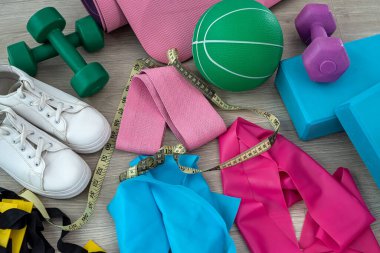 Kız, spor salonundaki eğitimden önce spor malzemelerinden halat atlama şeklinde çıkarılmış kadın giysisi. Spor konsepti