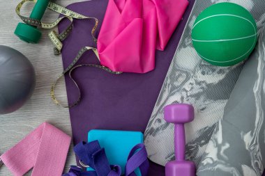 Spor salonunda çeşitli spor malzemeleri duruyor ve antrenman için gelen müşterileri bekliyor. Spor malzemeleri konsepti