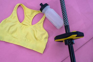 Yeşil yuvarlak, halterli halterli, dişi halterli üst kısmı paspasa yayılmış. Spor malzemeleri konsepti