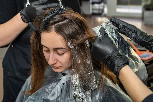 Piękna Młoda Klientka Przyszła Ładnego Salonu Aby Rozjaśnić Ciemne Włosy — Zdjęcie stockowe