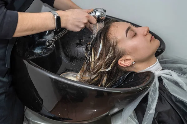 Wykwalifikowany Mistrz Chłodnych Włosów Myje Głowę Klienta Rozjaśnianiu Włosów Koncepcja — Zdjęcie stockowe