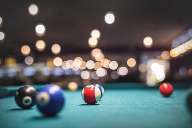 Bilardo topları ve ahşap ıstaka oyun için güzel yeşil bir masaya saçıldı. Bilardo spor konsepti
