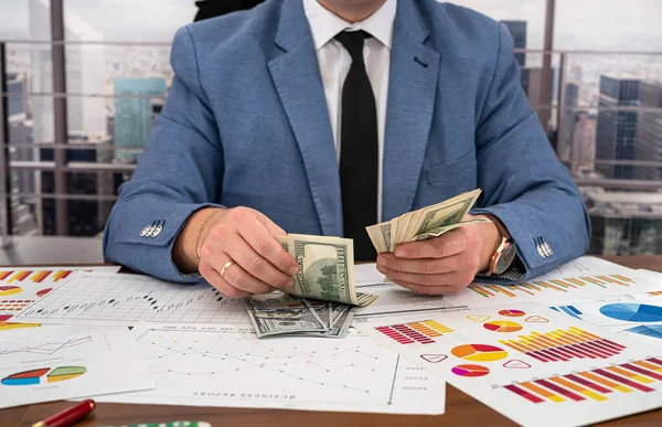 Босс Бизнеса Считает Своем Офисе Деньги Графики Прибыли Снижает Прибыль — стоковое фото