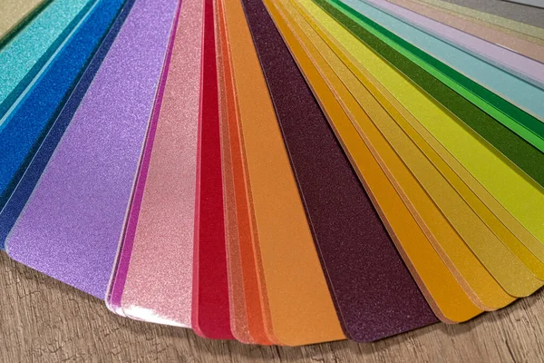 페인트 무지개 색깔의 직물을 식탁에 색상의 테스트 샘플의 — 스톡 사진