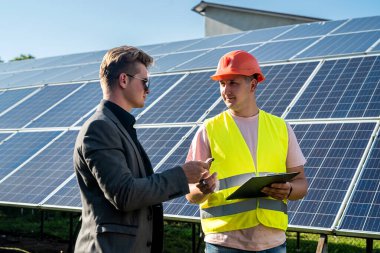 Ustabaşı, güneş panelleri montajından sonra bir işadamından bir dolar maaş alıyor.