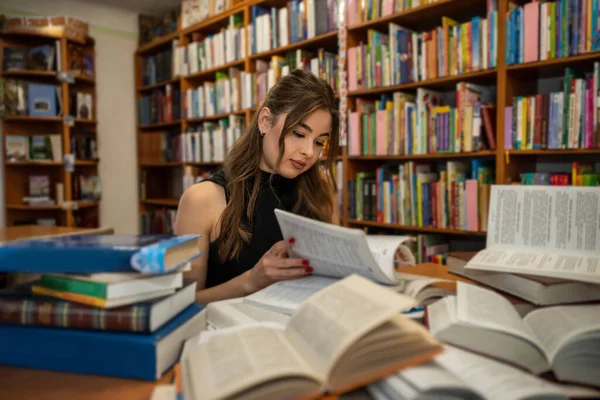 漂亮而聪明的女孩来到图书馆看书 读得很好的女孩的概念 — 图库照片