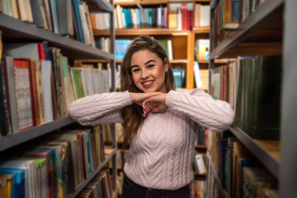 Jovem Estudante Após Formatura Vem Biblioteca Para Aprender Novos Conhecimentos — Fotografia de Stock