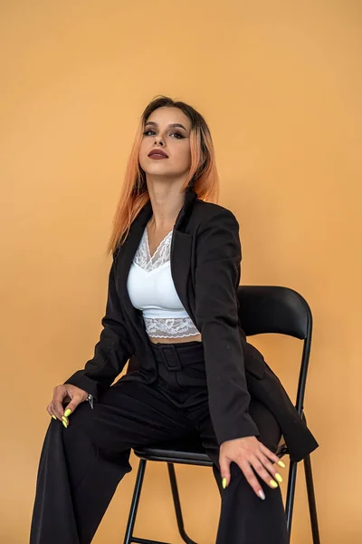 Bela Jovem Mulher Elegante Roupas Escuras Posando Lindamente Para Câmera — Fotografia de Stock