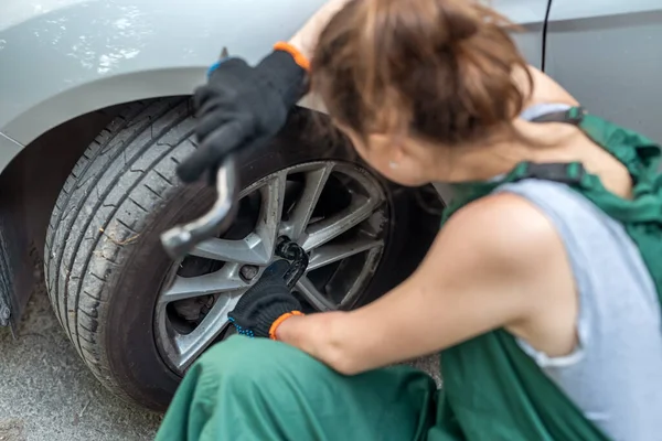 Porträt Einer Mechanikerin Der Nähe Eines Kaputten Autos Straßenrand Service — Stockfoto