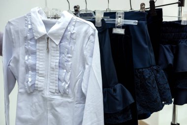 Çocuk giyim mağazasındaki askılara asılı güzel çocuk kıyafetleri. Bebek kıyafetleri konsepti