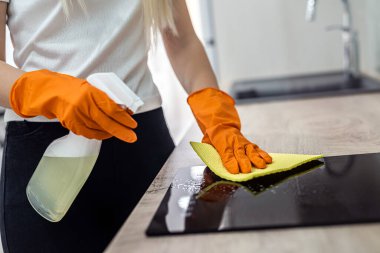 Yeni, kirli bir mutfağın genç temizleyicisi tarafından genel temizlik. Mutfak temizleme konsepti