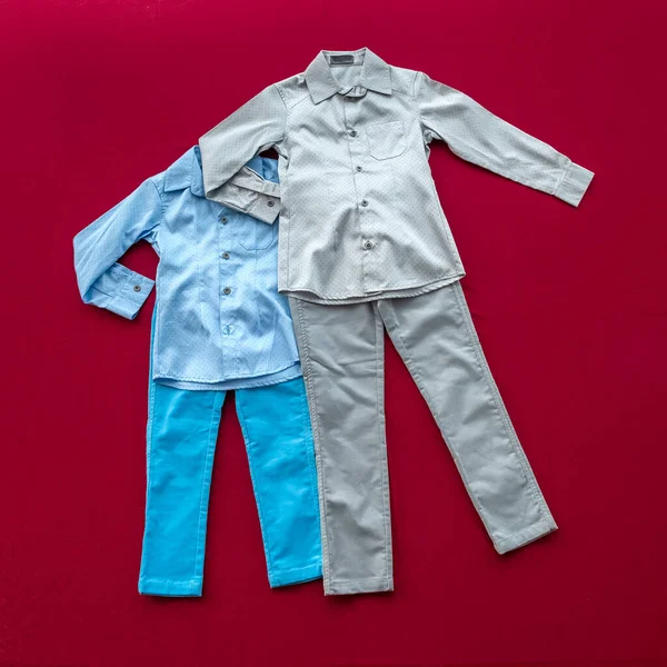 漂亮时髦的小彩色婴儿衣服散落在背景上 婴儿服装概念 — 图库照片