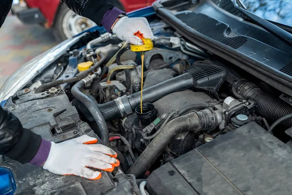 Mecánico Con Las Manos Fuertes Guantes Especiales Repara Coche Con — Foto de Stock