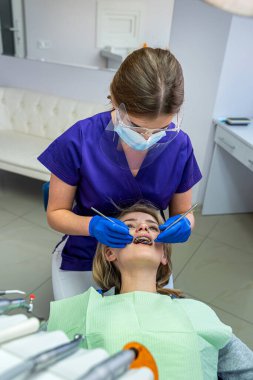 Özel bir dişçi kliniğinde dişleri sorunlu müşteriler kabul edilir. Diş tedavisi kavramı