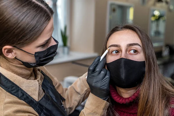 Jong Mooi Meisje Client Een Zwart Masker Meester Tekent Een — Stockfoto