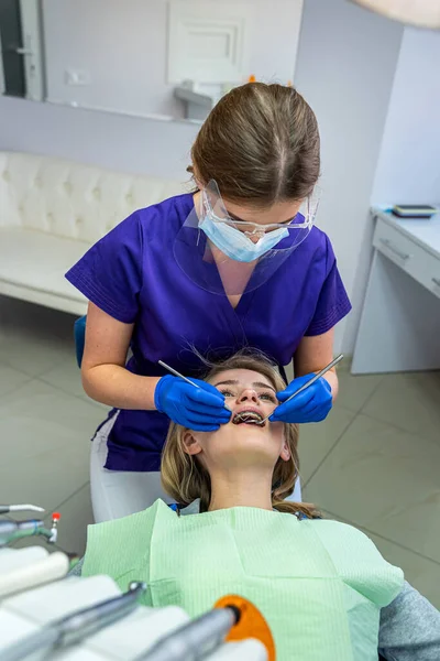 Özel Bir Dişçi Kliniğinde Dişleri Sorunlu Müşteriler Kabul Edilir Diş — Stok fotoğraf