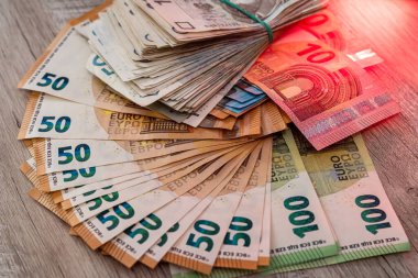  Arkaplan olarak parlatıcı ve euro parası. değişim konsepti, finans