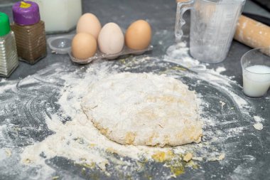 Geniş bir mutfak masasında yumurtalı lezzetli bir khachapuri için hamur yapma süreci. Yemek pişirme konsepti