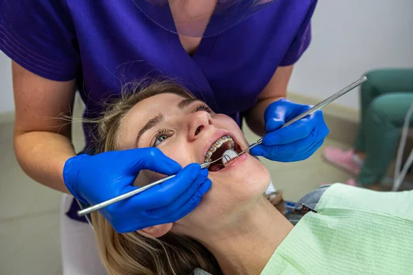 Jovem Bela Mulher Veio Para Prestigiada Nova Odontologia Para Tratar — Fotografia de Stock