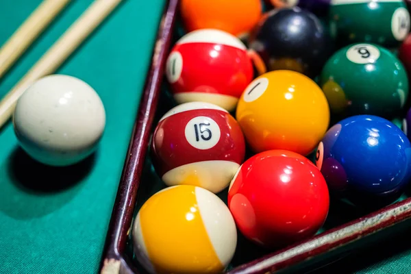 Bolas Coloridas Bilhar Sugestões Madeira Estão Espalhadas Uma Bela Mesa — Fotografia de Stock