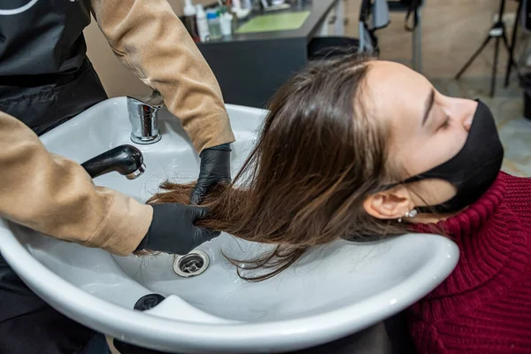 Nieuwe Prestigieuze Salon Bereidt Een Meester Speciale Handschoenen Een Klant — Stockfoto