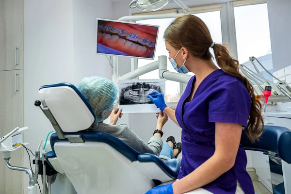 Професійний Стоматолог Показує Пацієнту Фотографії Щелепи Зубів Концепція Зображень Щелепи Стокова Картинка