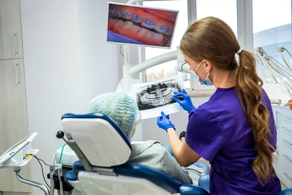 Професійний Стоматолог Показує Пацієнту Фотографії Щелепи Зубів Концепція Зображень Щелепи Стокове Фото