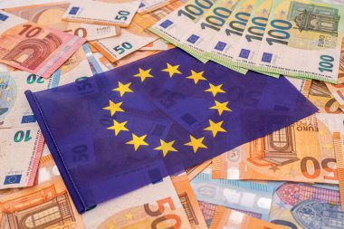 Üzerinde mavi avro bayrağı bulunan güzel renkli yeni euro banknotları. Avrupa Birliği konsepti