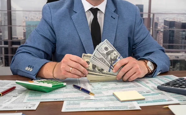 Человек Офисной Одежде Работает Налоговых Бланках Сша 1040 Делает Расчеты — стоковое фото